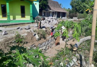 Gotong royong bangun talud di wilayah desa binaan 
