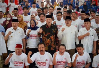 Wamenkop Ferry Juliantono (batik) foto bersama usai meresmikan pembentukan Kopdes/Kel Merah Putih di Malang, Jum'at (25/4)