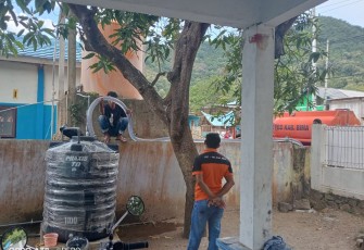 BPBD Kabupaten Bima melakukan droping air bersih bagi warga terdampak kekeringan di Kabupaten Bima, NTB pada Sabtu (26/4). Sumber Foto : BPBD Kabupaten Bima