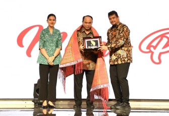 Menkop Budi Arie Setiadi menerima cenderamata Gubernur Sumut Bobby Nasution, Rabu (30/4)