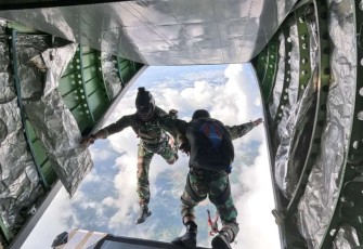 Latihan terjun bebas prajurit Satkopaska Koarmada III 