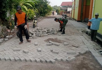 Pasang paving jalan bersama warga binaan