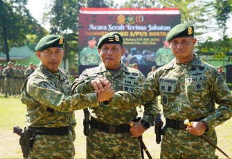 Pangdivif 2 Kostrad Mayjen TNI Susilo foto bersama Danmenarmed 2 Kostrad usai sertijab, Senin (5/5)