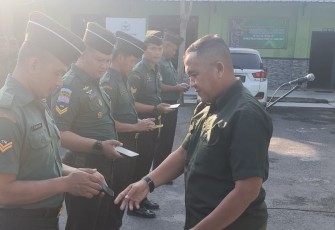 Kodim 0803/Madiun Lakukan Pengecekan Handphone Prajurit untuk Antisipasi Keterlibatan Judi Online