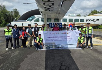 Tim Operasi Modifikasi Cuaca wilayah Riau di depan armada penerbangan usai penutupan OMC tahap I pada Rabu (7/5)