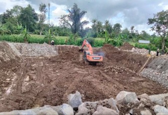 Bangun embung di Desa Barua