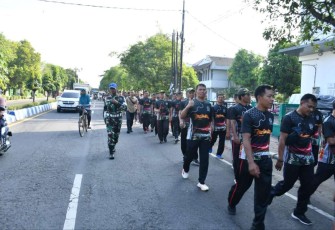 Dandim 0802/Ponorogo Letkol Inf Dwi Soerjono olahraga jalan sehat bersama anggota, Kamis (8/5)