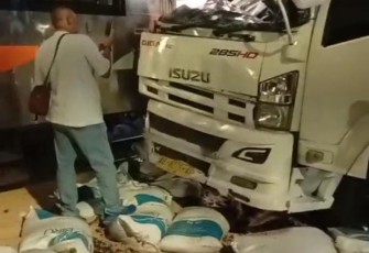 Lakalantas truk dengan kereta api di Kaligawe Semarang, Kamis (8/5)