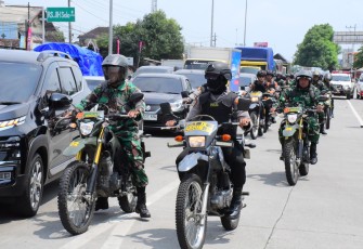 Personel gabungan sedang melaksanakan patroli Operasi Aman Candi 2025 di wilayah Karanganyar