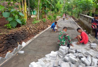 Pemasangan paving blok bersama warga binaan 