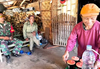 Komsos Babinsa bersama warga binaannya