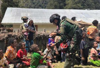 Satgas Yonif 700/Wyc berbagi kebahagiaan anak-anak Papua