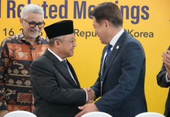 Mendikdasmen Abdul Mu'ti bersama Gubernur Jeju, Oh Young-hun di forum APEC