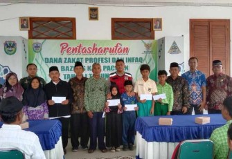 Penyerahan zakat simbolis di wilayah desa binaan 