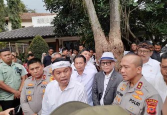 Kapolda Jabar Irjen Pol Rudi Setiawan bersama Gubernur Jabar Dedi Mulyadi di Bandung, Jum'at (16/5)