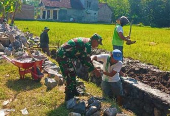 Gotong royong bangun saluran irigasi di wilayah desa binaan 