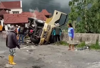 Minibus Isuzu Elf S 7338 AA terguling usai menabrak tembok jembatan Banaran, di Desa Gondosuli, Kecamatan Tawangmangu, Karanganyar, Sabtu (17/5/2025)