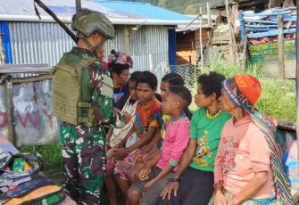 Satgas Yonif 700/Wyc bersama mama Papua