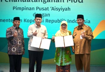Wamenkop Ferry Juliantono foto bersama usai penandatanganan MoU dengan PP Aisyiyah di Kabupaten Kulonprogo Yogyakarta, Senin (19/5)