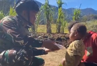 Satgas Yonif 700/Wyc bersama mama Papua