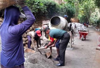 Gotong royong bersama warga desa binaan 