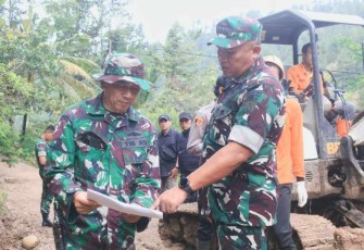 Danrem 081/DSJ Kolonel Arm Untoro Hariyanto saat memberikan instruksi di lapangan 