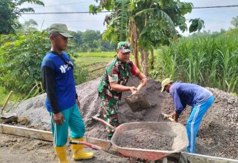 Bantu warga perbaiki jalan desa