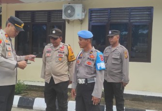 Iptu Wahyudin Melakukan Pengecekan Langsung Kendaraan Inventaris Polsek Belitang II