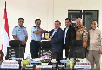 Dankosek I Medan Marsma TNI Imam Subekti memberikan cenderamata anggota DPR RI 