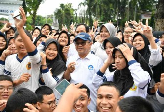 Mendikdasmen Abdul Mu'ti bersama siswa SMPN 2 Purworejo, Kamis (22/5)