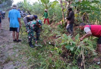 Gotong royong bersihkan lingkungan bersama warga desa binaan 