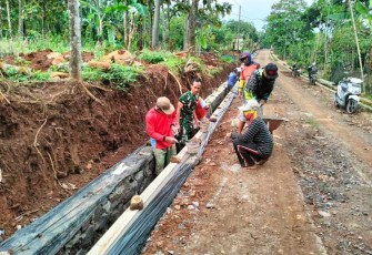 Bantu pembuatan saluran drainase di wilayah desa binaan 