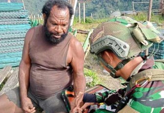 Satgas Yonif 700/Wyc obati warga Papua 