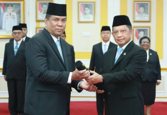 Mendagri Tito Karnavian usai melantik rektor IPDN Halilul Khairi di Jakarta, Senin (26/5)
