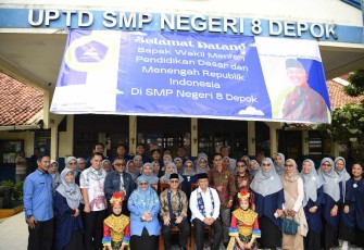 Wamendikdasmen Atip Latipulhayat saat foto bersama di SMPN 8 Depok, Selasa (27/5)