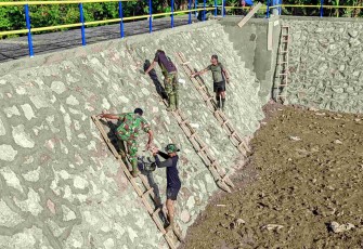 Finishing embung Desa Barua 