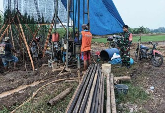 Pengerjaan sumur bor di wilayah desa binaan 