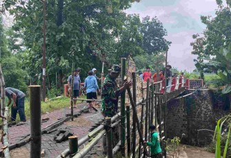 Perbaikan jalan rusak akibat longsor di wilayah desa binaan 