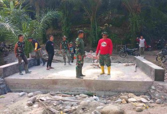 Dansatgas TMMD ke 124 Kodim 1403/Palopo Letkol Arm Kabit Bintoro Priyambodo meninjau pelaksanaan pekerjaan di lokasi