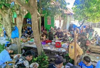 Insoma Satgas TMMD Kodim Bantaeng bersama warga desa Barua