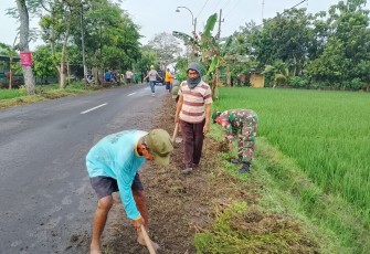 Babinsa Desa Sumbergandu Ikut Kerja Bakti Bersama Masyarakat 