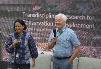Prof. Agni Klintuni Boedhihartono dan Prof. Jeff Sayer memaparkan materi mengenai pentingnya pendekatan dalam lingkup sosial untuk mendukung pembangunan berkelanjutan