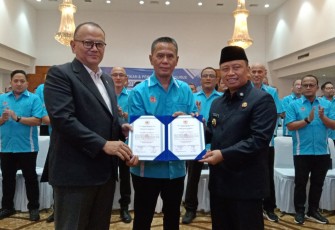 Walikota Depok Supian Suri mengukuhkan pengurus KONI Kota Depok, Jum'at (13/6)