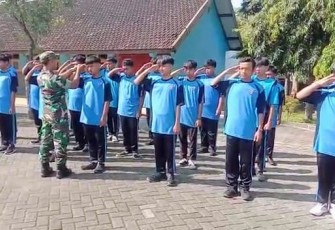 Babinsa Koramil Bringin Berikan Pelatihan PBB