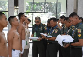 Komandan Korem 031/Wira Bima, Brigjen TNI Sugiyono, memimpin secara langsung Sidang Parade Penerimaan Calon Bintara PK Pria TNI AD Tahun Anggaran 2025 di Subpanda Pekanbaru, yang berlangsung di Gedung Kharudin Nasution Makorem 031/WB, Selasa (17/6/2025)