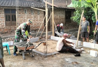 Babinsa Ponorogo Bantu Warga Bangun Rumah