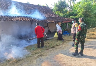 Anggota Koramil Kwadungan Dampingi Pelaksanaan Fogging