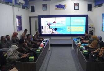 Caption : Rombongan Diskominfo Bantul mengikuti diskusi interaktif dan pemaparan tentang pengelolaan Kelompok Informasi Masyarakat (KIM), di Ruang Smart Information Center (SIC) Diskominfo Karanganyar