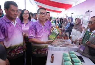Menteri Desa dan Pembangunan Daerah Tertinggal (Mendes PDT) Yandri Susanto menghadiri penandatanganan Memory of Understanding (MoU) atau Nota Kesepahaman Tentang Pemberdayaan Lahan dan Badan Usaha Milik Desa melalui Pola Tanam serta Program Jaksa Garda Desa di Desa Sarakan, Kecamatan Sepatan, Kabupaten Tangerang, Rabu (25/6/2025)