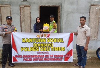 Polsek Belitang III Salurkan Bansos Untuk Masyarakat Kurang Mampu